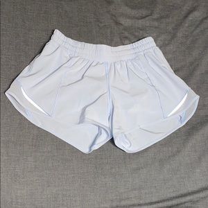 Lululemon hotty hot 4” size 8 daydream light blue